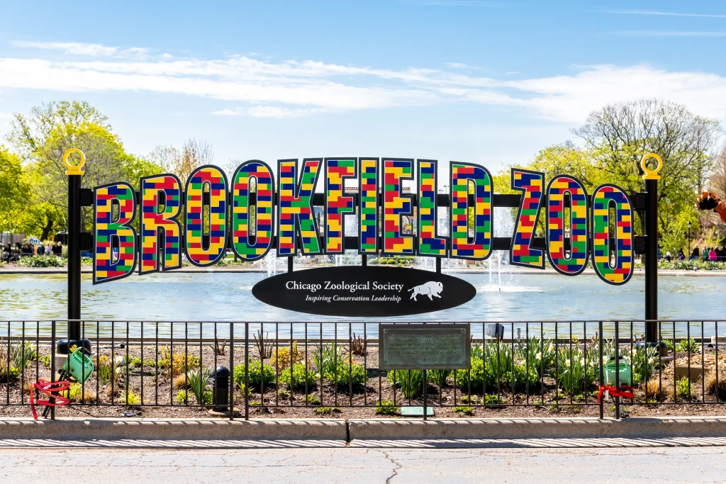 Brookfield Zoo Entrance Sign Chicago Zoological Society Fountain.jpg